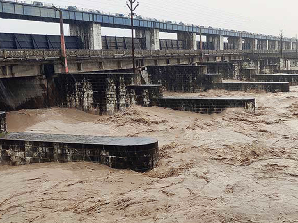 नारायणीको बाढी खतराको तह नजिक, गण्डक ब्यारेजका सबै ढोका खुला
