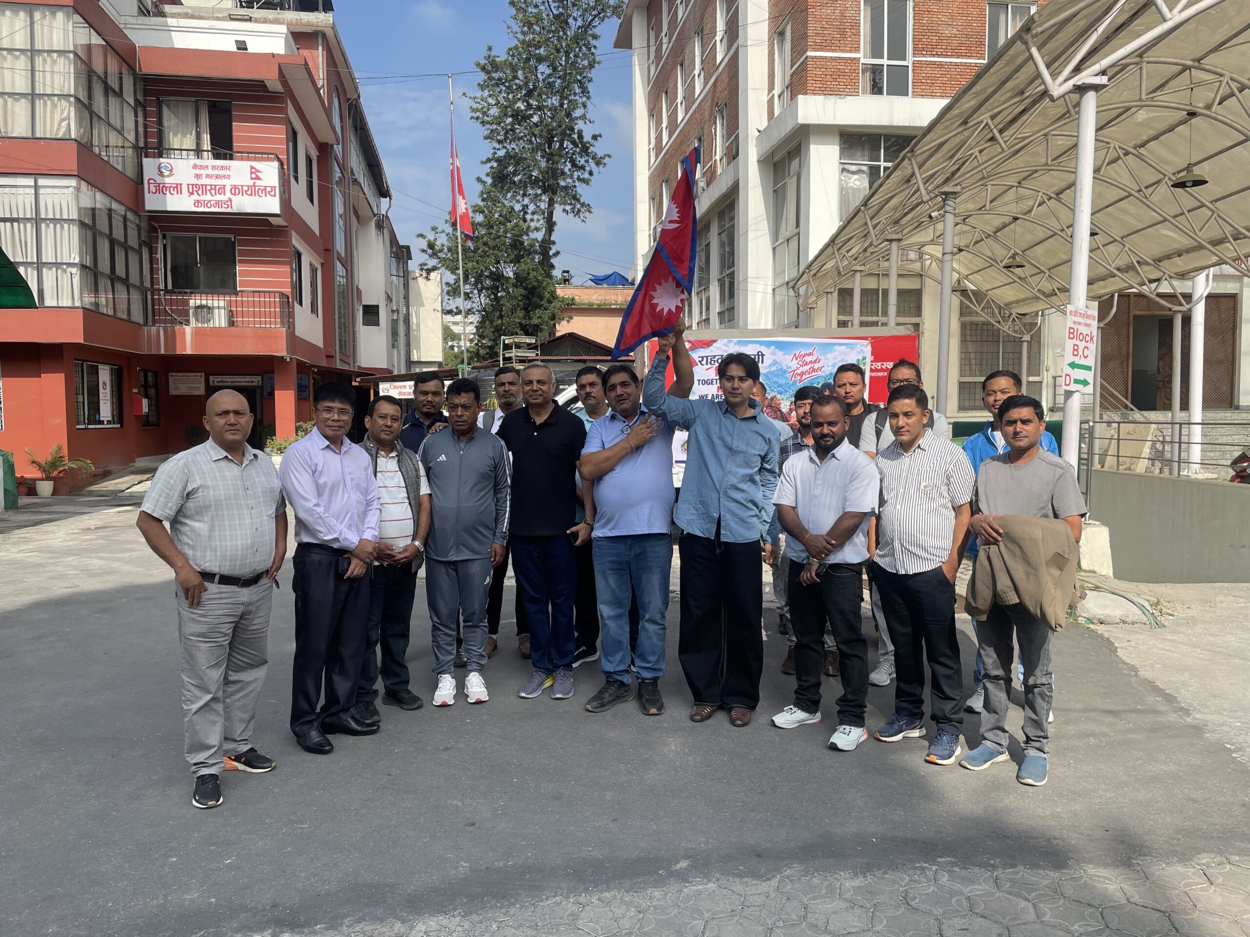 बाढी तथा पहिरो प्रभावित परिवारलाई करिब ११ लाख रुपैयाँ बराबरको राहत सामग्री सहयोग