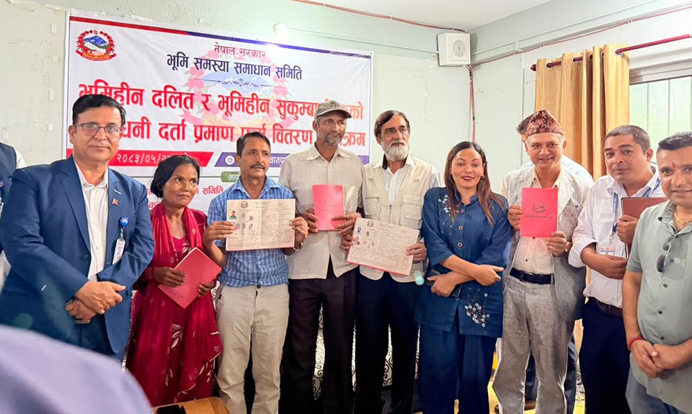 मकवानपुरगढ़ीमा लालपुर्जा वितरण, ६ सुकुम्बासी परिवार बने जग्गाधनी