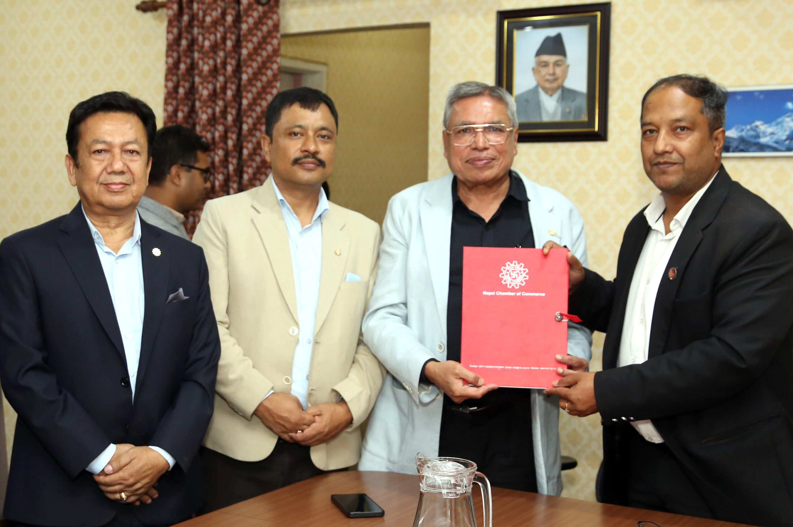 चेम्बरद्वारा उद्योगमन्त्रीलाई व्यापारिक उधारो असुलीसम्बन्धी विधेयकको प्रारम्भिक मस्यौदा हस्तान्तरण