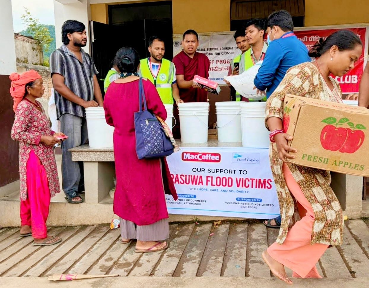 फुड इम्पायर सिंगापुरद्वारा चेम्बरमार्फत बाढीपीडितका लागि २० हजार अमेरिकी डलर बराबरको राहत सहयोग