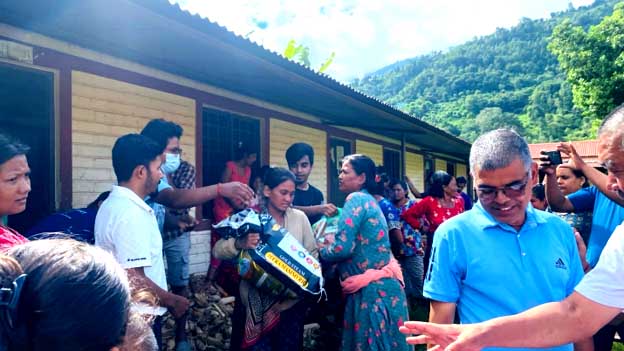 स्वावलम्बन लघुवित्तद्वारा भोटेकोशी बाढी प्रभावितलाई राहत वितरण
