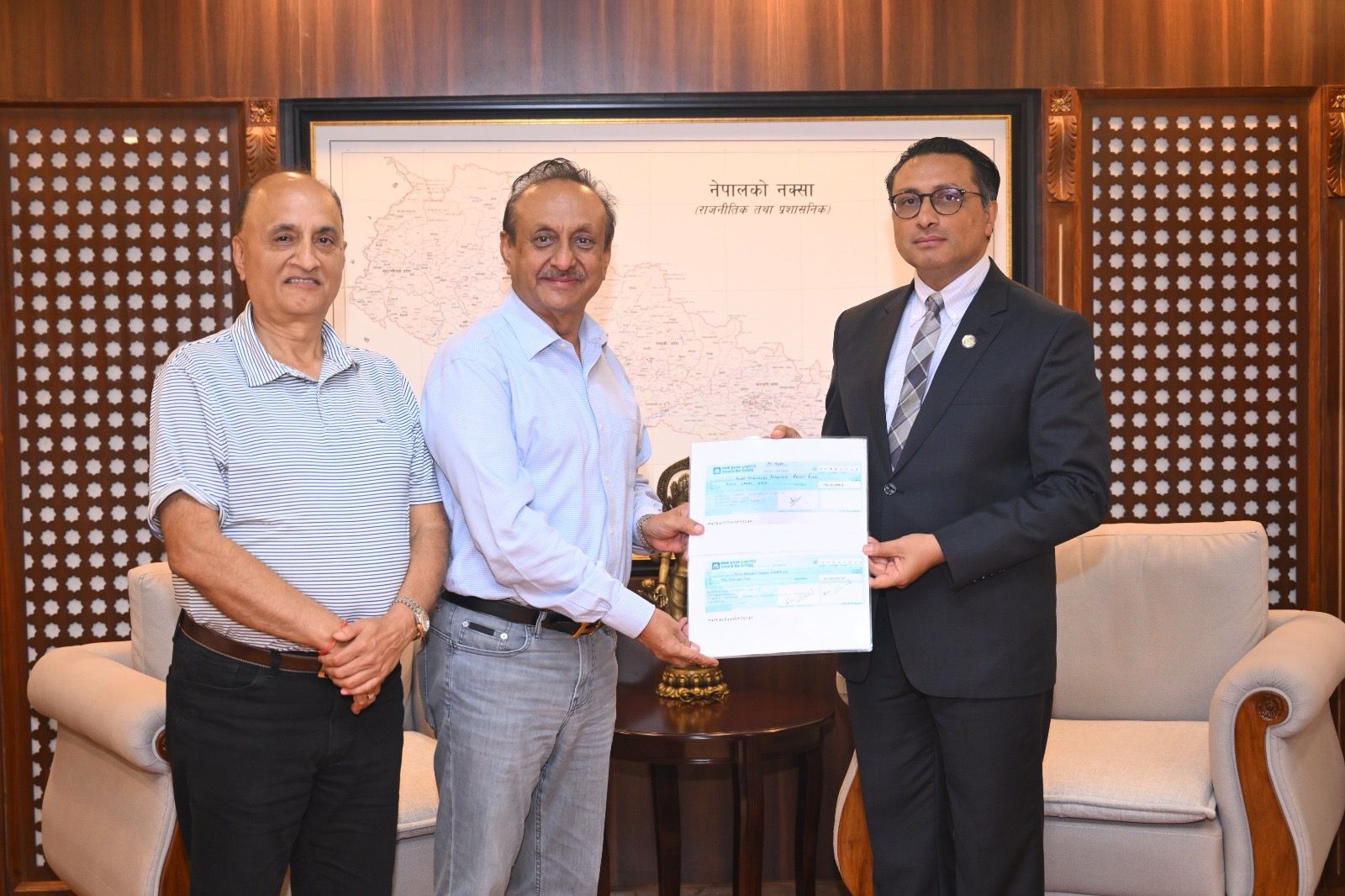 प्रधानमन्त्री दैवी प्रकोप उद्धार कोषमा रिद्धी सिद्धि र सौर्य सिमेन्टको एक करोड एक लाख सहयोग