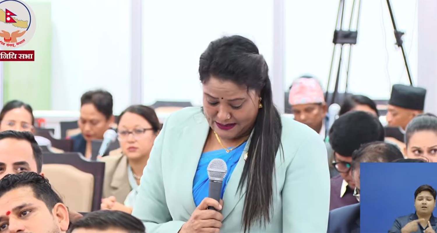 आफ्नो अपमान गरेको भन्दै संसद्मै रोइन् जेनजी सहिदकी आमा