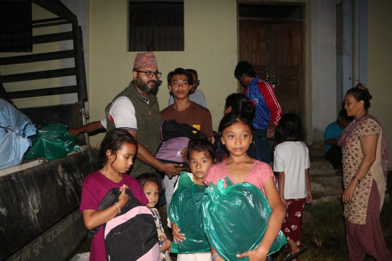 बाढी प्रभावित नुवाकोट र गल्छीका परिवारलाई युनिग्लोबलको राहत