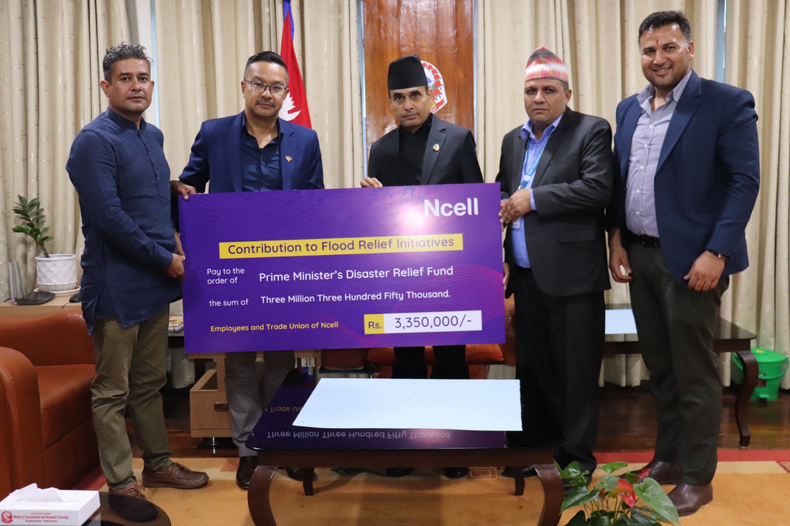 भोटेकोशी बाढी प्रभावितका लागि एनसेल कर्मचारीद्वारा ३३ लाख ५० हजार सहयोग