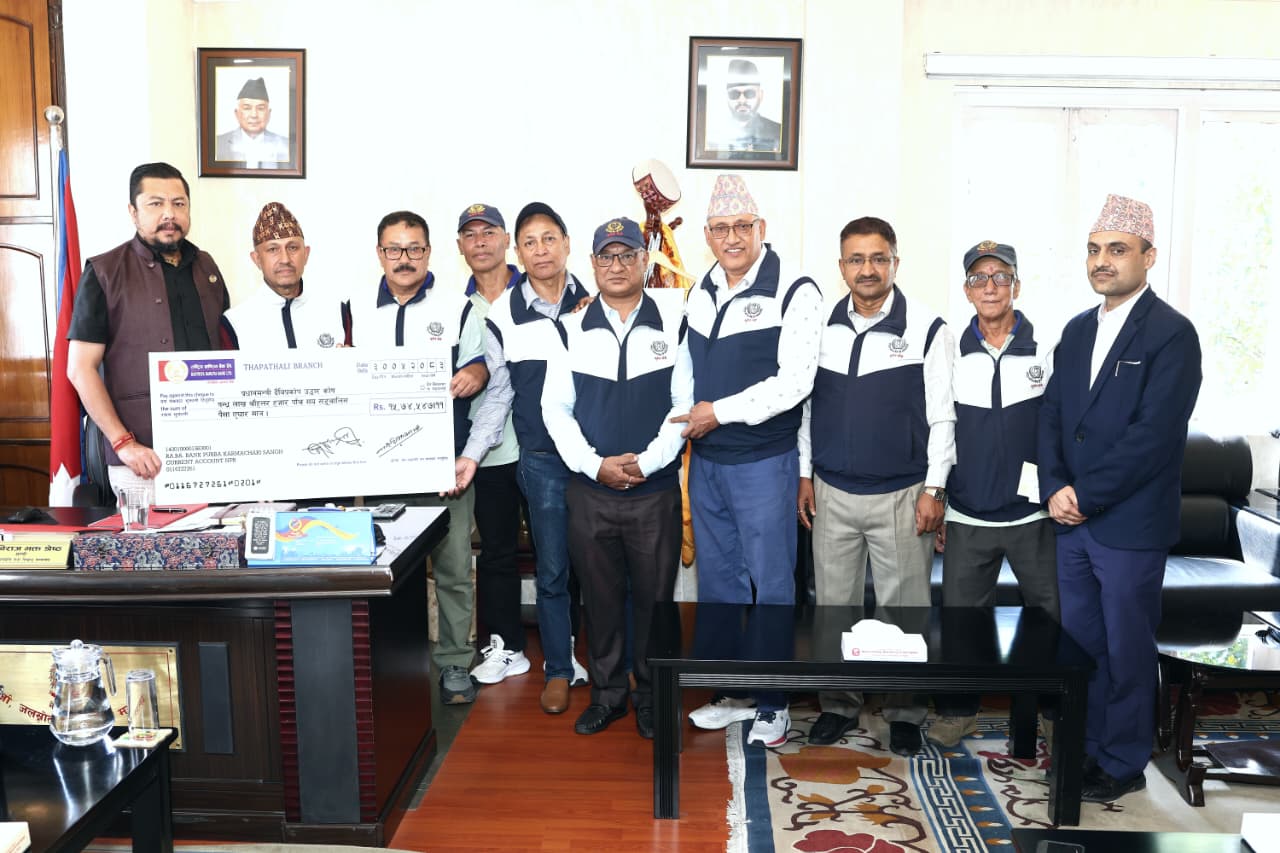 राष्ट्रिय वाणिज्य बैंकका पूर्वकर्मचारीद्वारा भोटेकोशी बाढी प्रभावितलाई १५ लाख ७४ हजार सहयोग