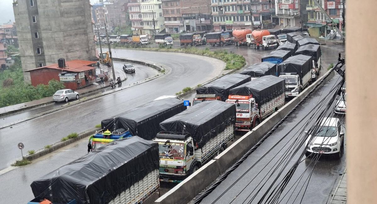 काठमाडौं जोड्ने राजमार्गहरू बन्द: सार्वजनिक बसहरू ’होल्ड’