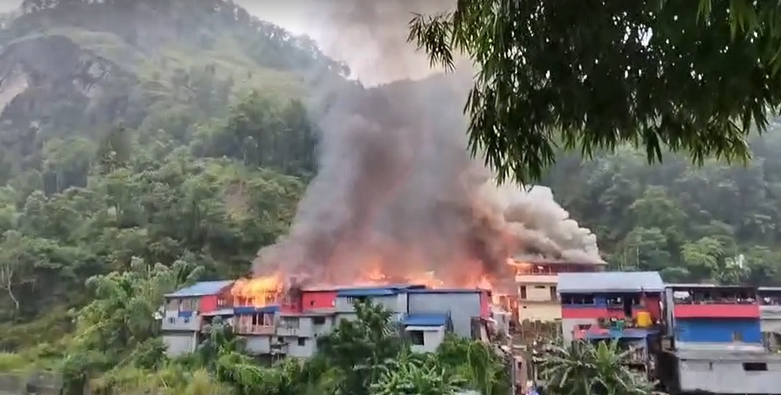 ताप्लेजुङको दोभान बजारमा भीषण आगलागी, १० वटा घर जले (भिडिओ)