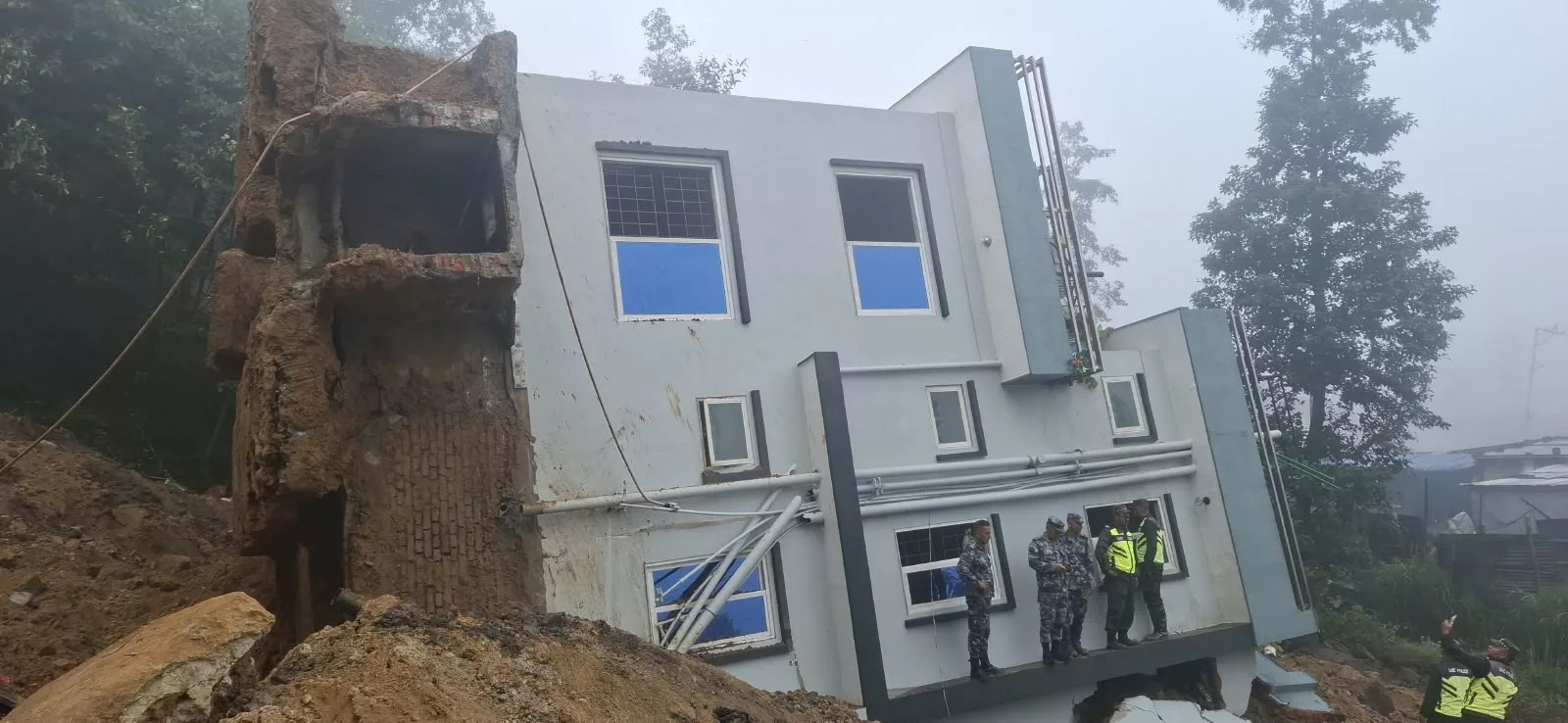 ललितपुरमा साढे २ तले घर ढल्यो