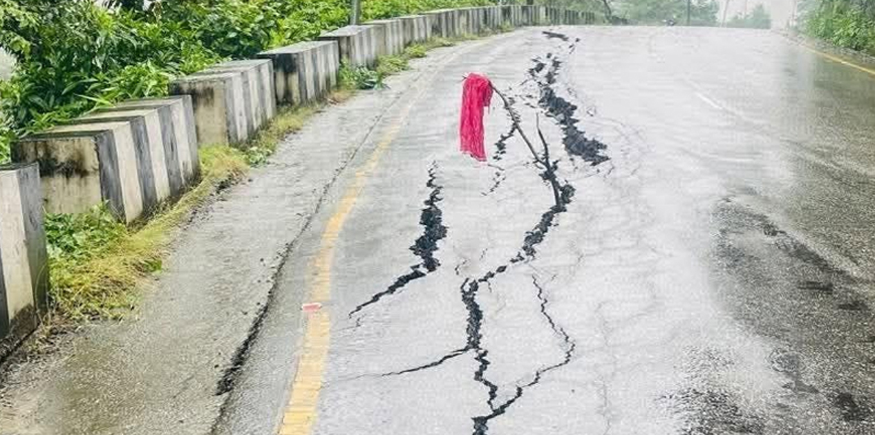 त्रिशूलीको कटानले मुग्लिन-नारायणगढ सडक खण्डको सिमलतालमा भासियो सडक