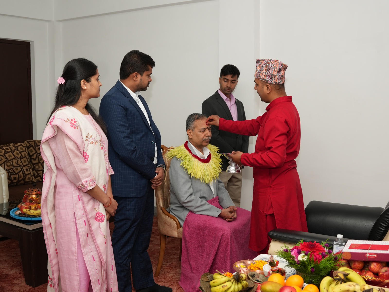 उपराष्ट्रपति रामसहायप्रसाद यादवले लगाए दसैँको टीका