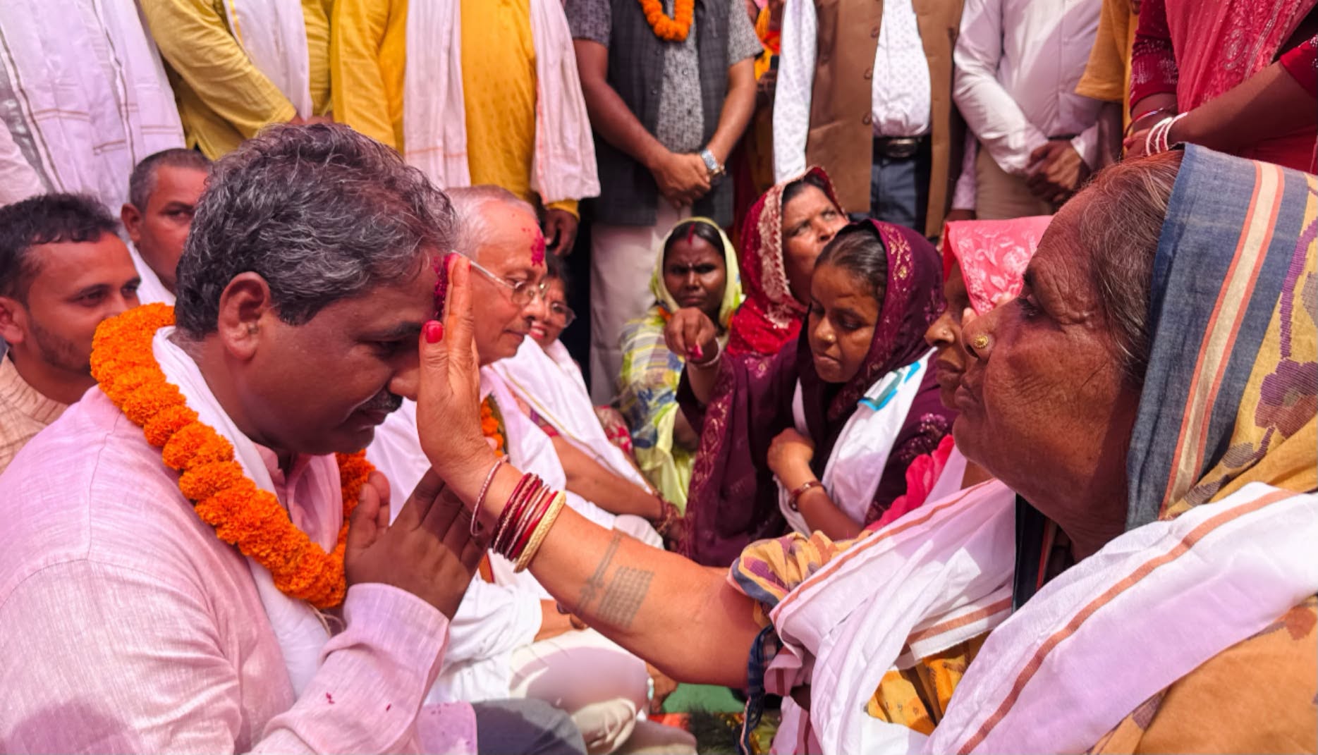 शहीद परिवारको हातबाट दसैँको टीका ग्रहण गरे प्रभु शाहले