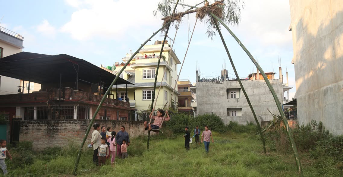 दसैँको टीकापछि लिङ्गे पिङमा रमाउँदै सर्वसाधारण