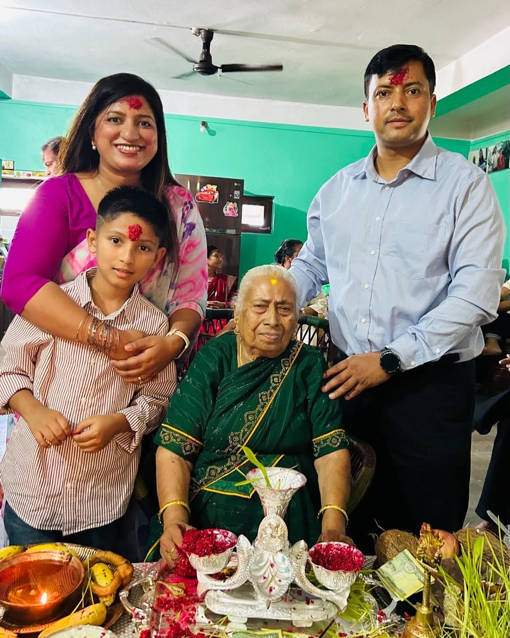 ९४ वर्षीया हजुरआमाको हातबाट टीका र आशीर्वाद ग्रहण गर्दै महेश बर्तौला