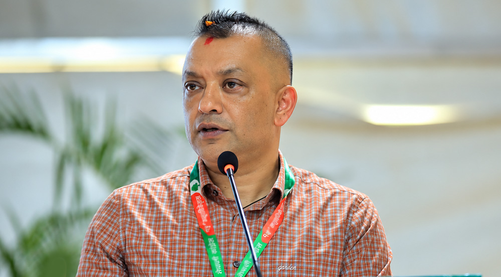 गगन थापाले शपथ ग्रहण तथा पदबहाली गर्दै