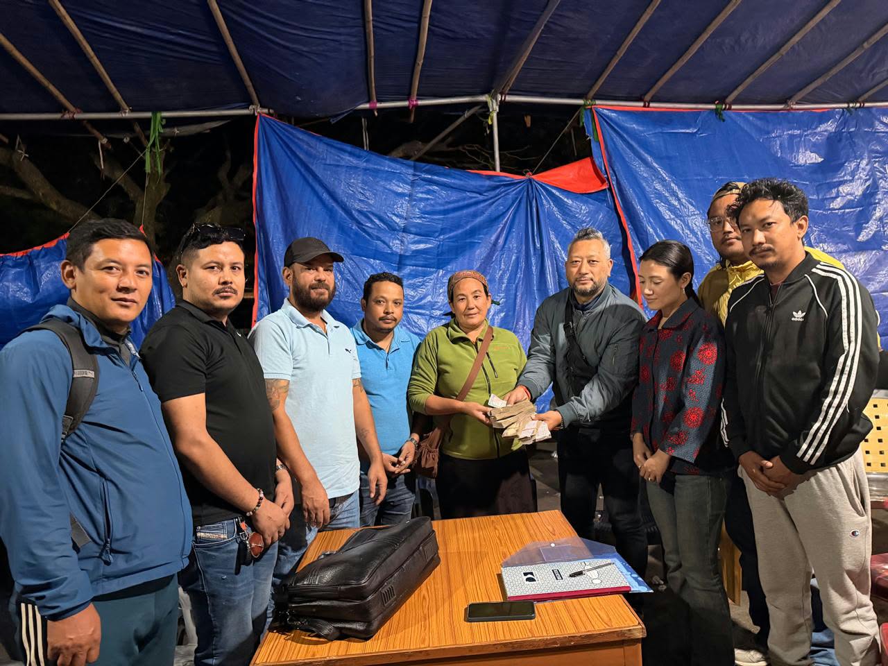 रसुवाका बाढीपीडितलाई ठमेलका रात्रीकालिन मनोरञ्जन व्यवसायीको सहयोग