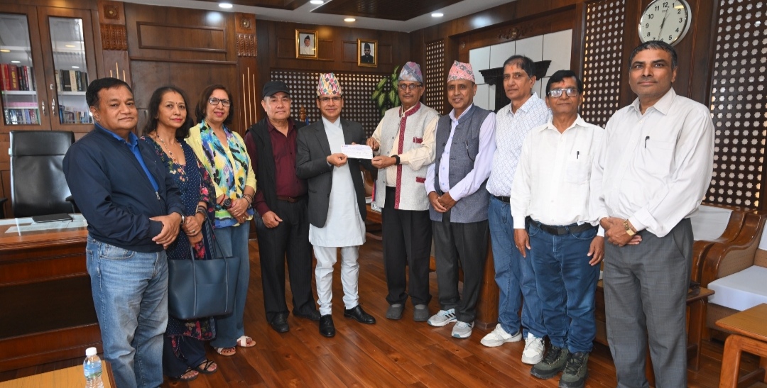 रसुवा बाढीपीडितका लागि डिप्लोमा इन्जिनियर्स एशोसियसनको सहयोग, अर्थसचिवलाई हस्तान्तरण