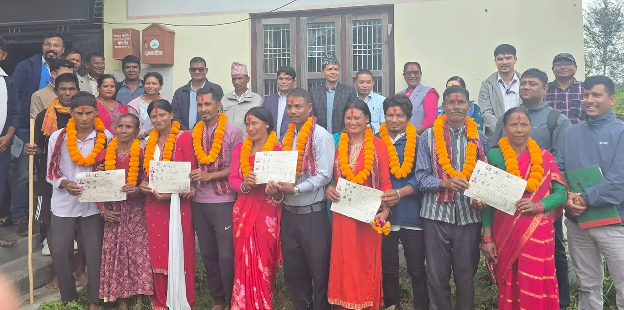 दाङका ८ भूमिहीन परिवारले पाए लालपुर्जा