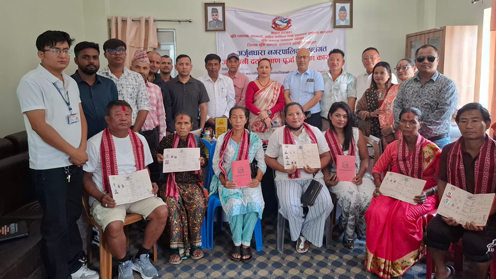 चितवन, रुपन्देही र झापामा लालपुर्जा वितरण