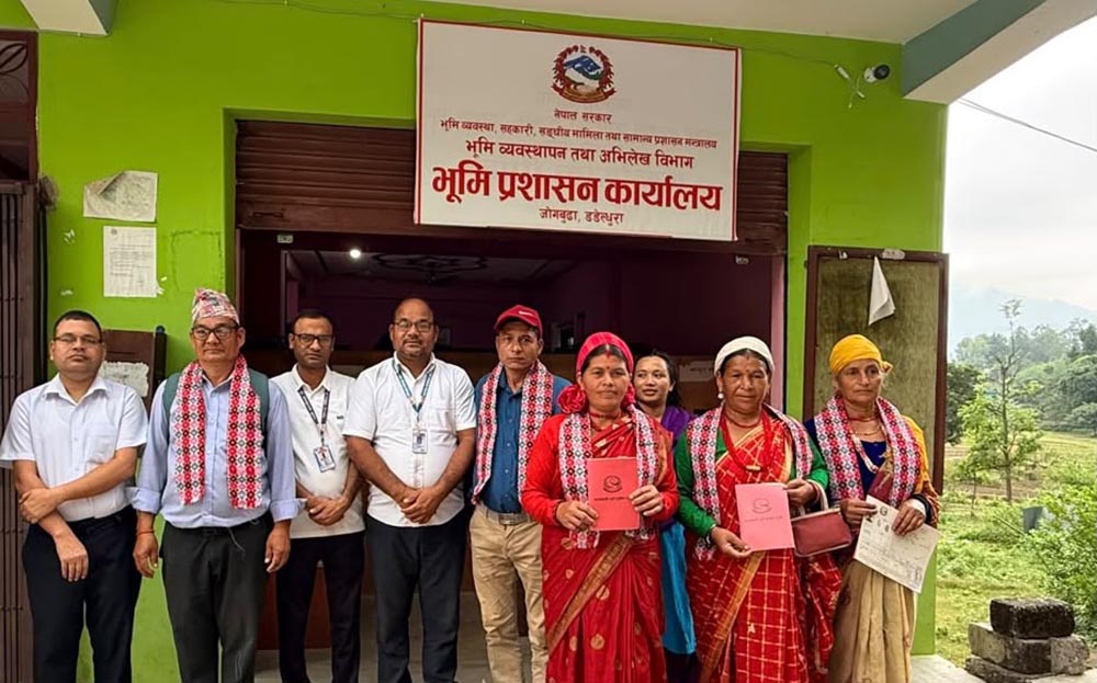 डधेल्धुराको परशुरामका पाँच अव्यवस्थित परिवारले पाए लालपुर्जा