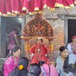 भक्तपुरमा एकान्त कुमारीको हातबाट सर्वसाधारणले लगाए दसैँको टीका