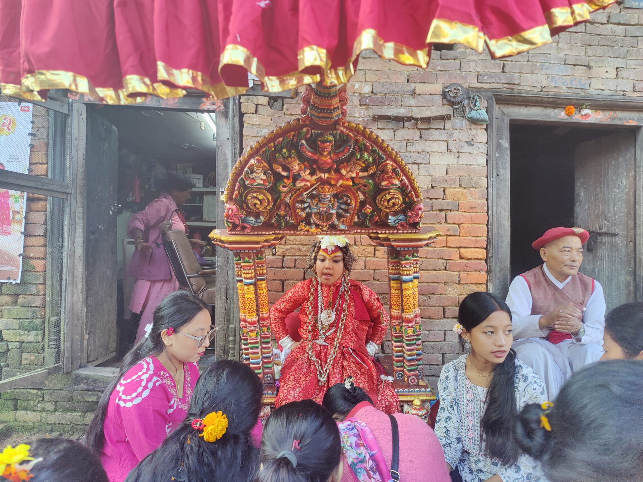भक्तपुरमा एकान्त कुमारीको हातबाट सर्वसाधारणले लगाए दसैँको टीका
