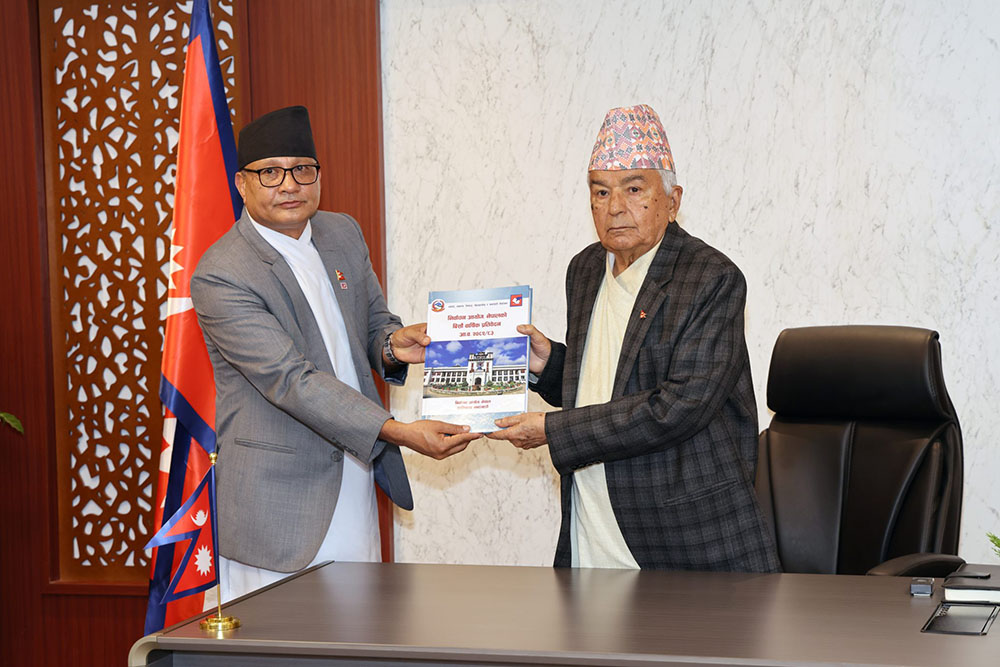 राष्ट्रपति पौडेलसमक्ष निर्वाचन आयोगको वार्षिक प्रतिवेदन पेश
