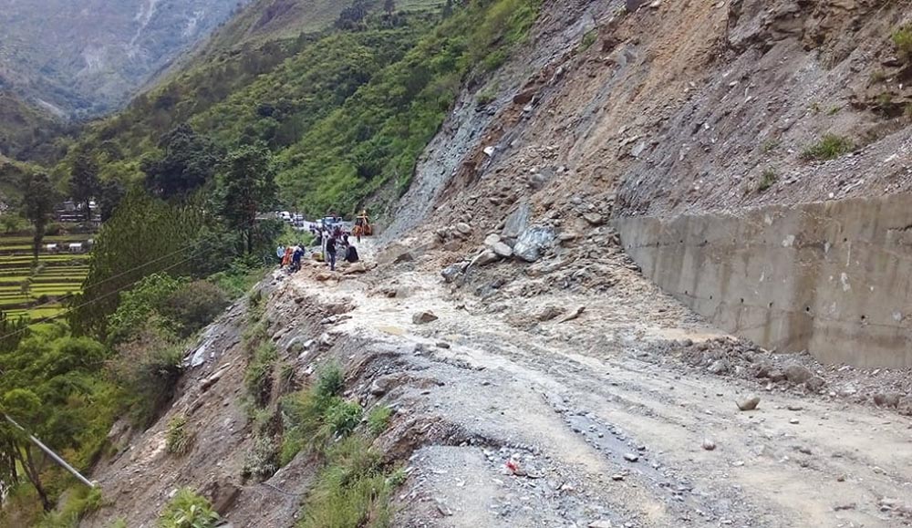 बाढी-पहिरोका कारण यी मुख्य राजमार्ग अवरुद्ध