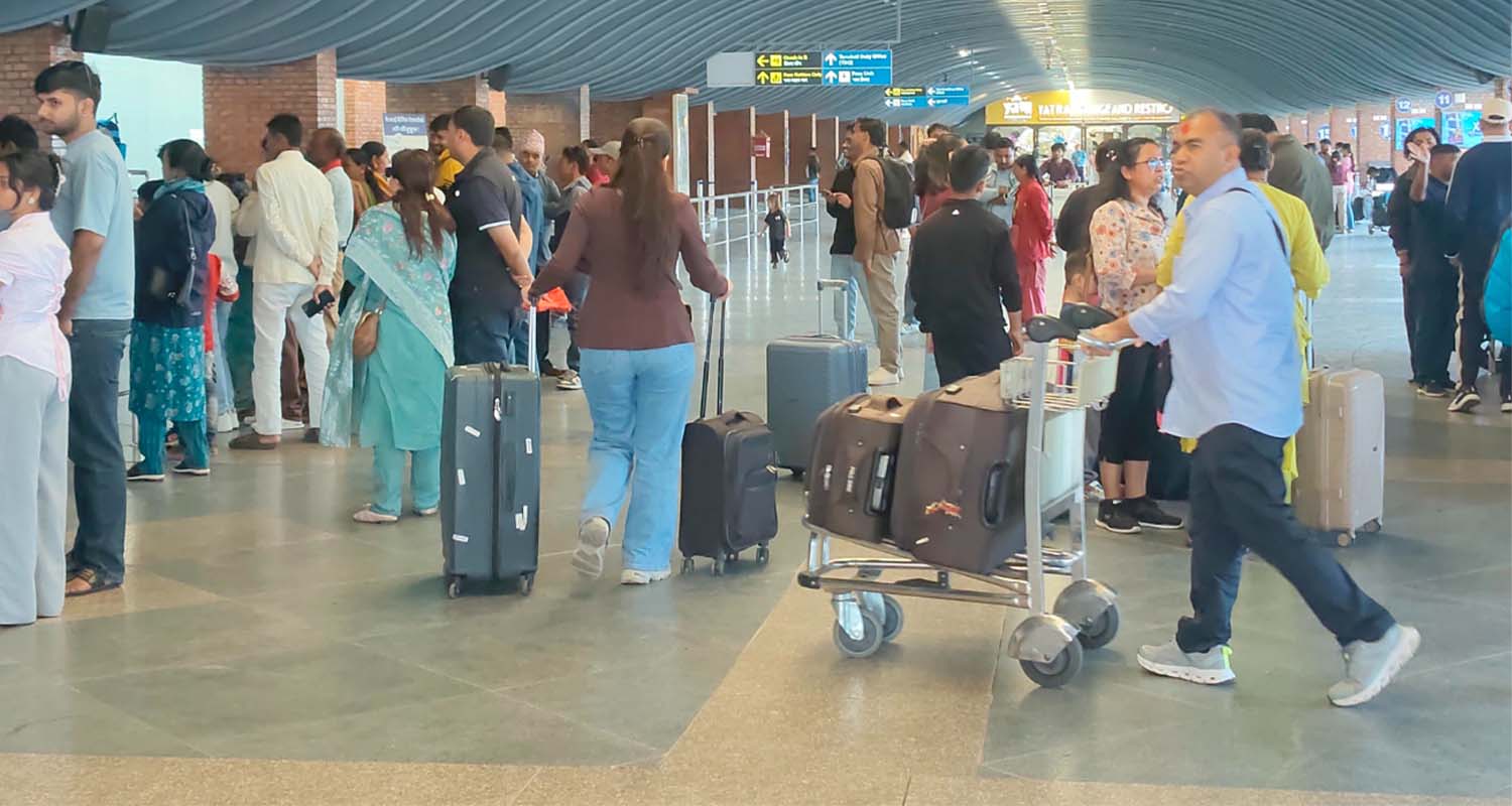 बडादशैँमा पनि रोकिएन विदेशिने युवाको लर्को