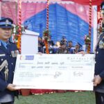 निरीक्षक सुरेश कुमार हायुद्वारा प्रहरी महानिरीक्षक कार्कीलाई १० लाखको छात्रवृत्ति अक्षयकोष हस्तान्तरण