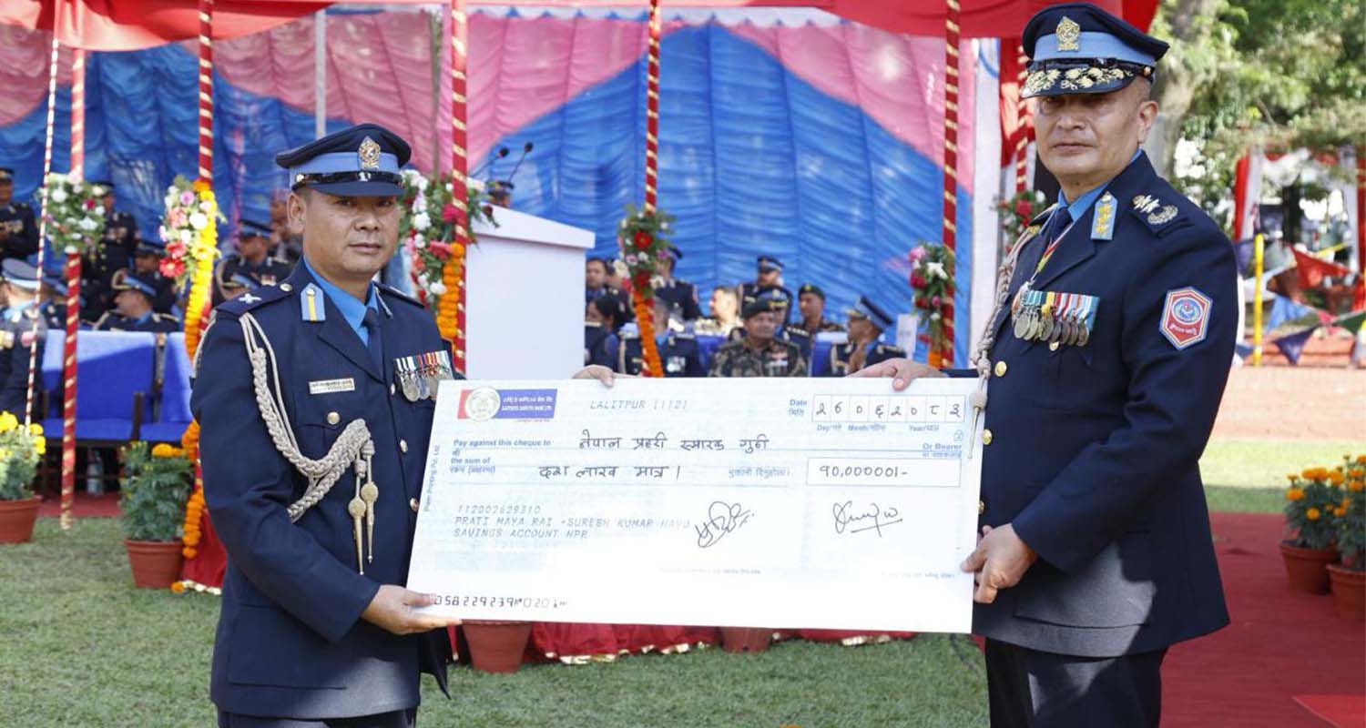 निरीक्षक सुरेश कुमार हायुद्वारा प्रहरी महानिरीक्षक कार्कीलाई १० लाखको छात्रवृत्ति अक्षयकोष हस्तान्तरण