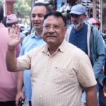 पत्रकार किशोर श्रेष्ठ मिलापत्र कागज गरेर छुटे