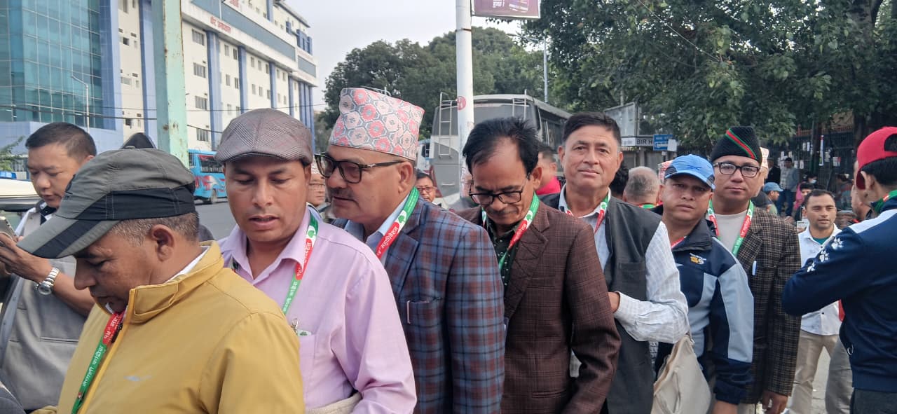 कांग्रेस महाधिवेशन: बिहानैदेखि मतदाता लाइनमा, ७ बजेदेखि मतदान, आजै गणता थाल्ने तयारी