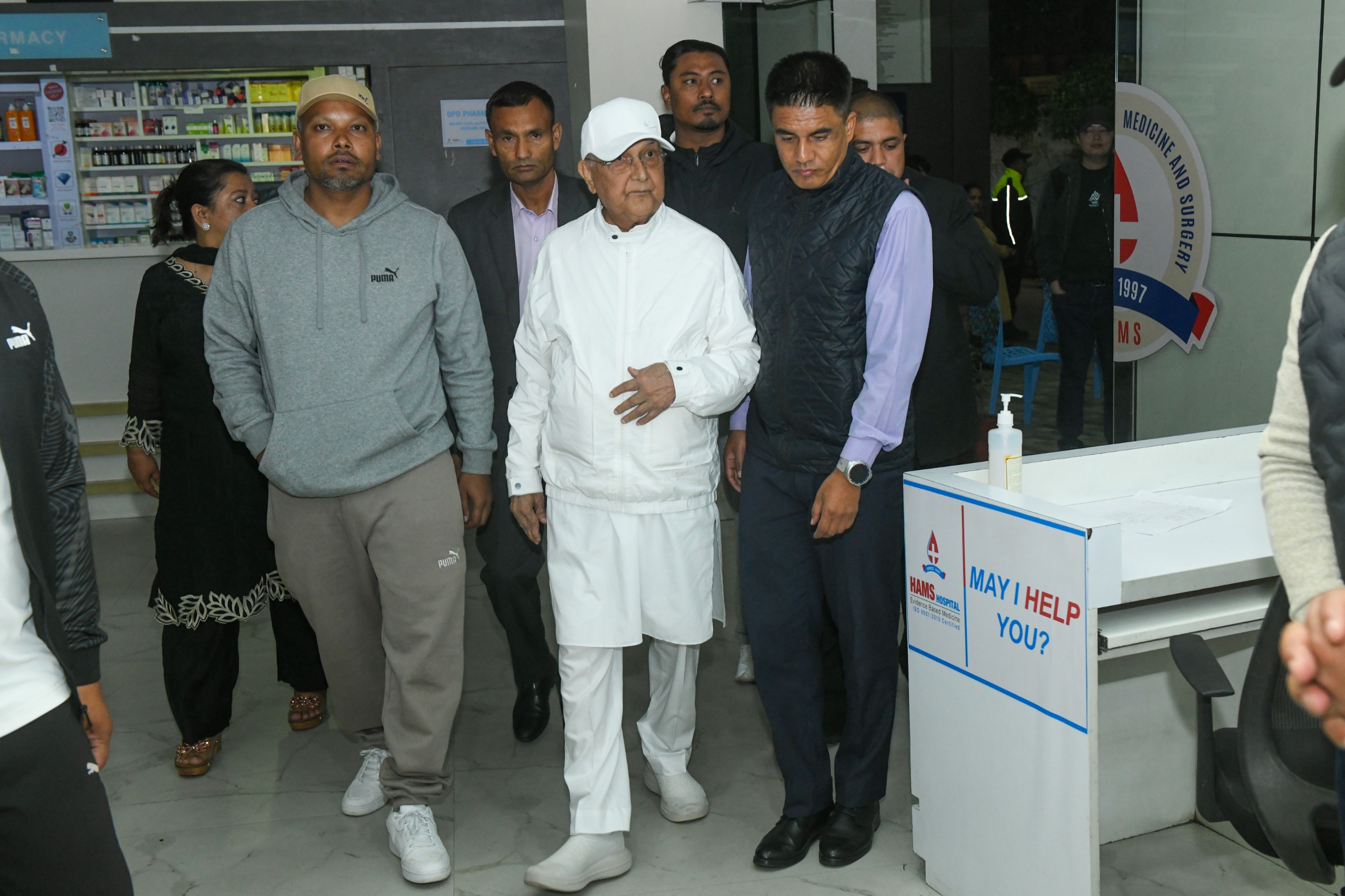 एमाले अध्यक्ष केपी ओली पूर्वप्रधानमन्त्री झलनाथ खनाललाई भेट्न पुगे ह्याम्स हस्पिटल