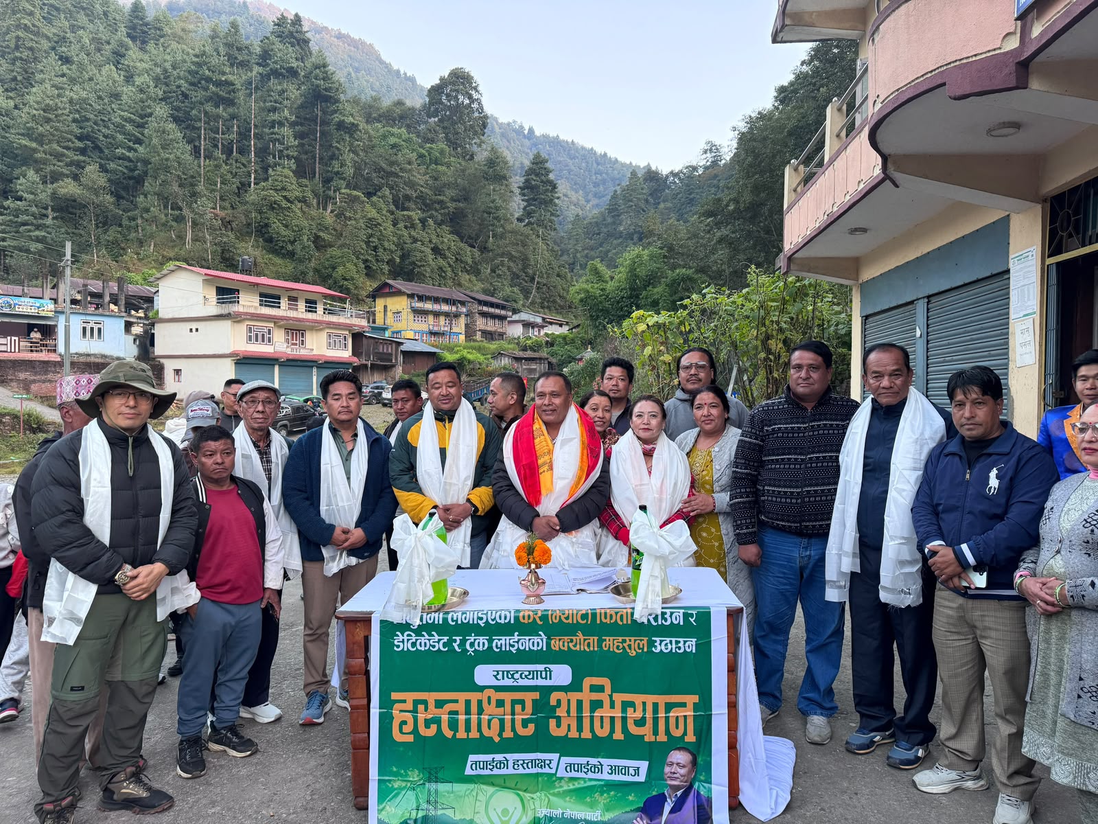 विद्युत् महसुलमा लगाइएको भ्याट हटाउन र डेडिकेटेड तथा ट्रंक लाइनको बक्यौता महसुल असुल गर्न माग गर्दै ठोसेमा हस्ताक्षर अभियान
