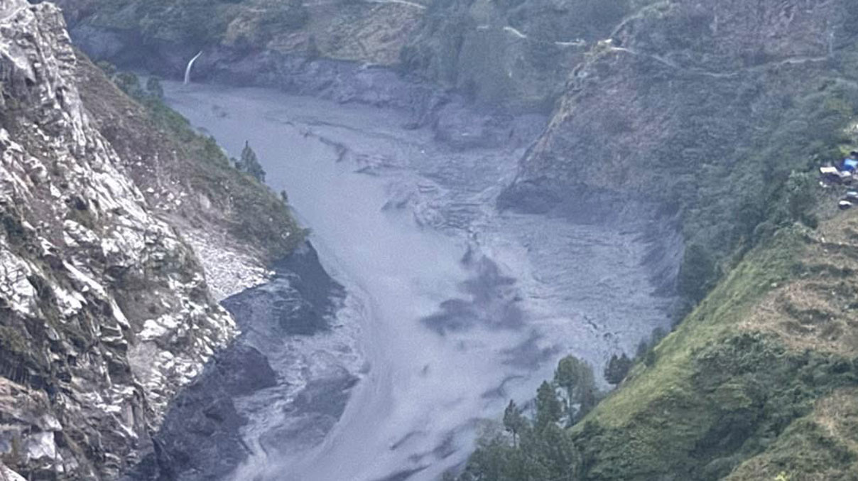 उङ्गिलुङ खोलाको बाढीमा परेर १० जना सम्पर्कविहीन