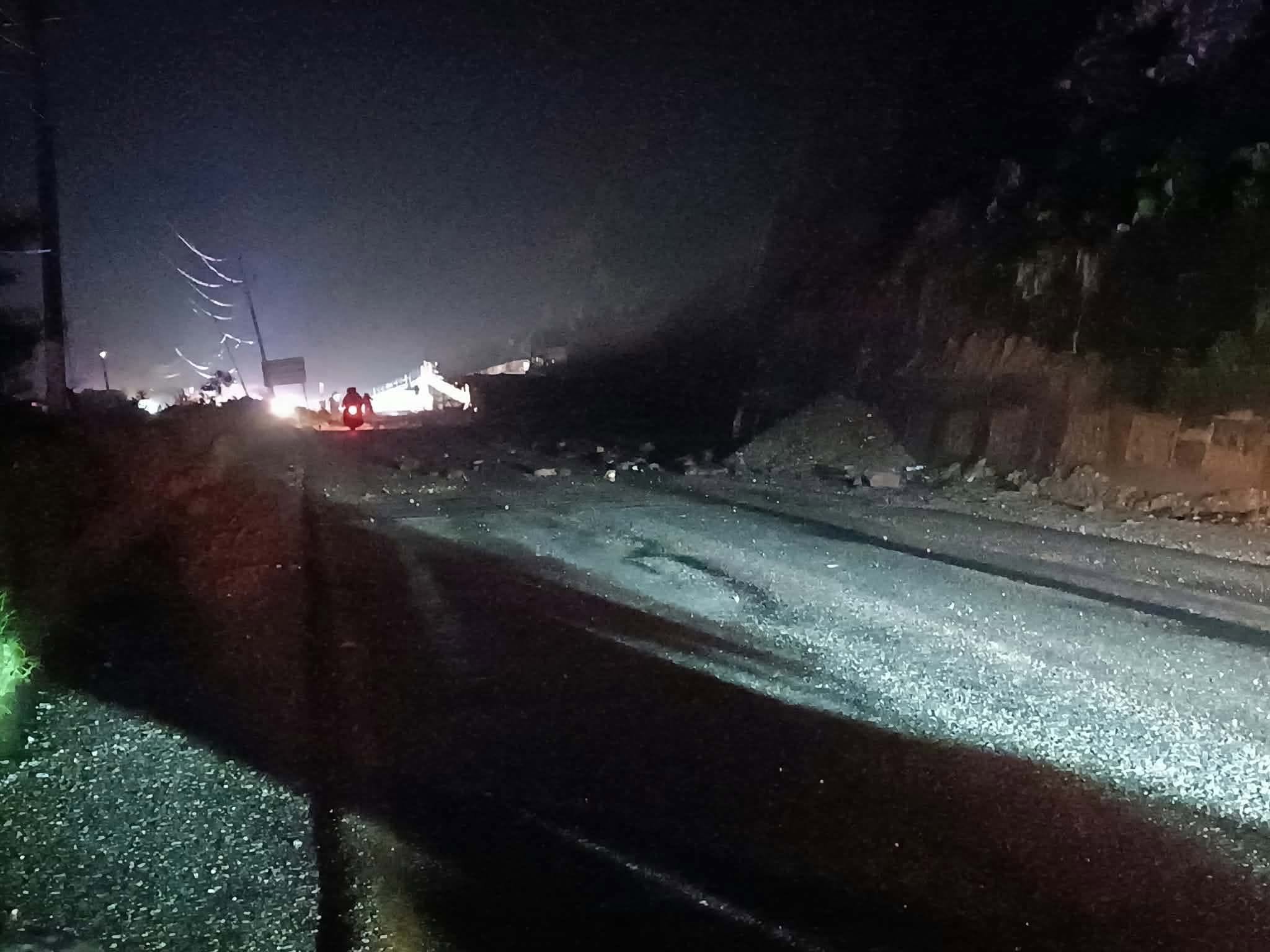 मुग्लिन नारायणगढ सडक खण्डको नाम्सी पुलमा ढुंगाहरू खस्दा आवागमन एकतर्फी अबरुद्ध
